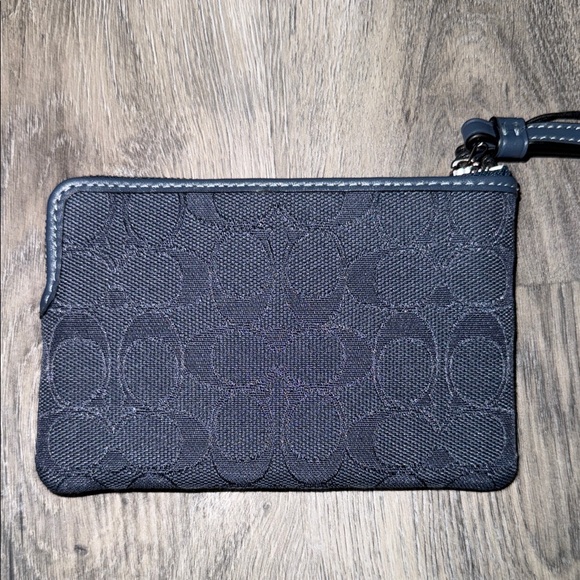NWT COACH DENIM CORNER ZIP SIGNATURE JACQUARD WRISTLET NWT $90 - Picture 2 of 4